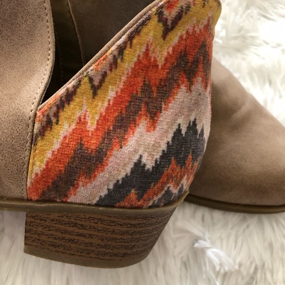 Indigo women booties size 6 tan color - Picture 3 of 8